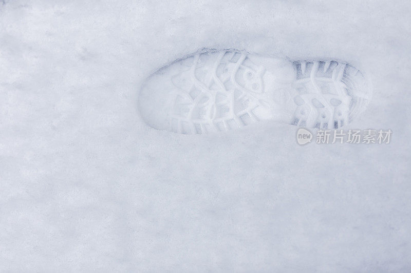 雪地里一个脚印的特写