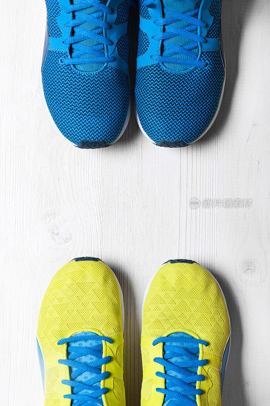 一双蓝色和黄色的运动鞋背景