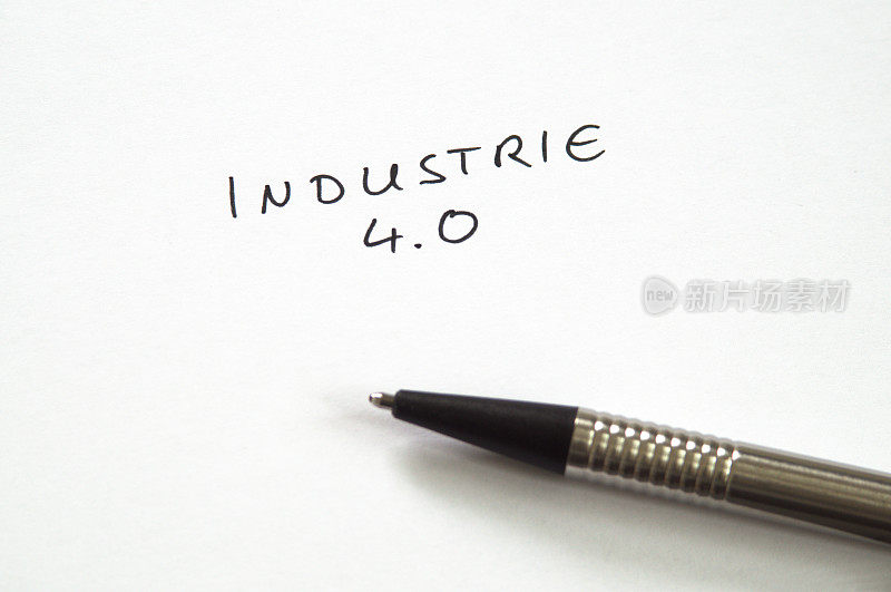 工业4.0(工业4.0)在白色背景上用钢笔书写