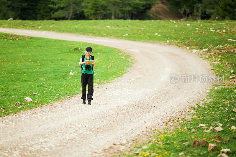 女人徒步旅行