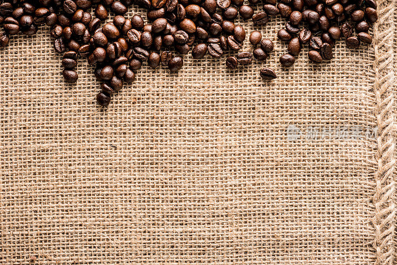 粗麻袋上的有机咖啡作物
