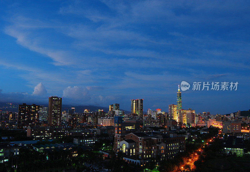 黄昏时分，台湾大学和台北的天际线