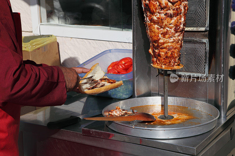 在伊斯坦布尔制作烤肉串
