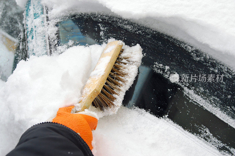 清理被雪覆盖的汽车