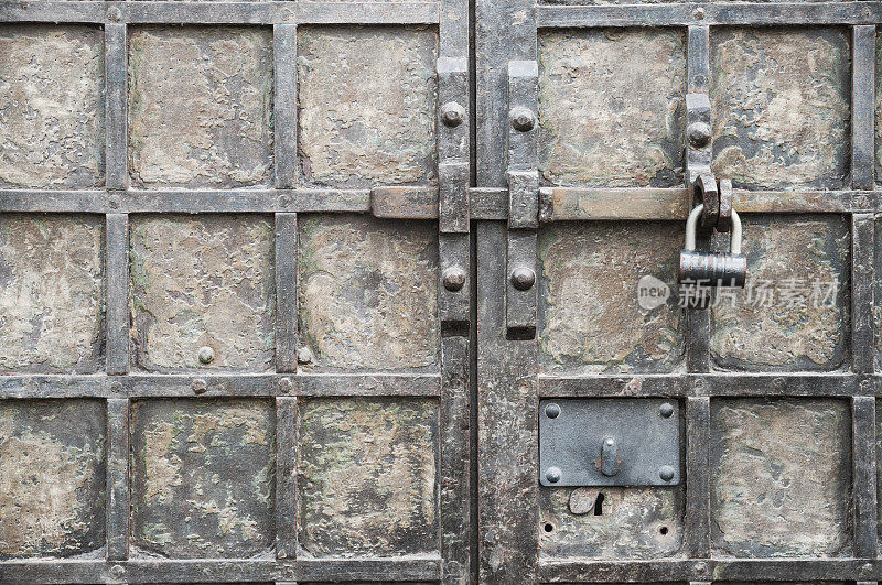 十九世纪锻造的铁门碎片。