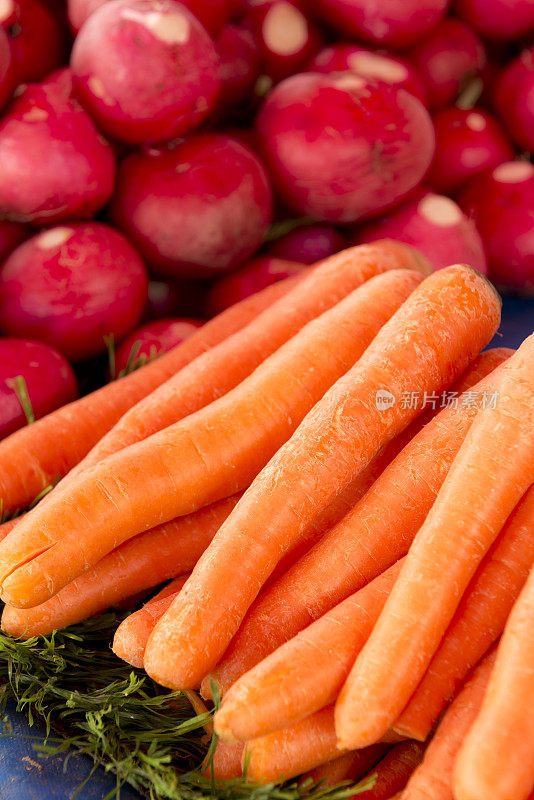 农贸市场的胡萝卜和萝卜