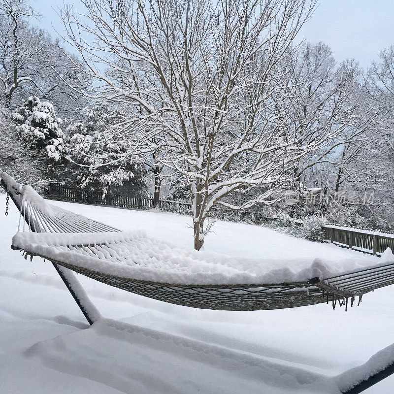 白雪覆盖的后院，吊床