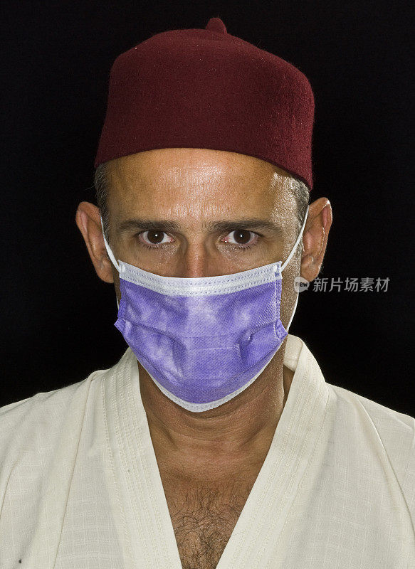 穆斯林男子戴着流感口罩
