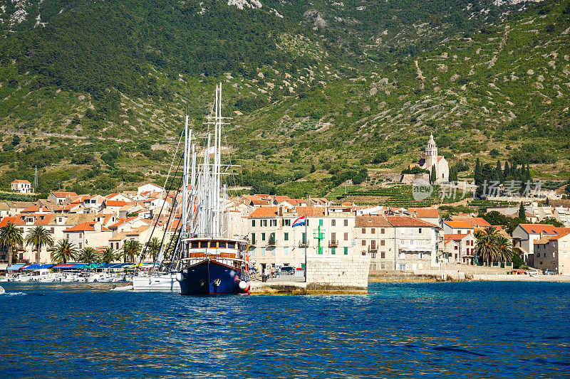 科米扎镇，克罗地亚维斯岛，有码头
