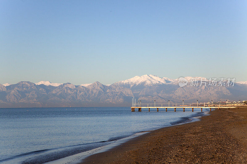 土耳其安塔利亚雪山前的空旷海滩