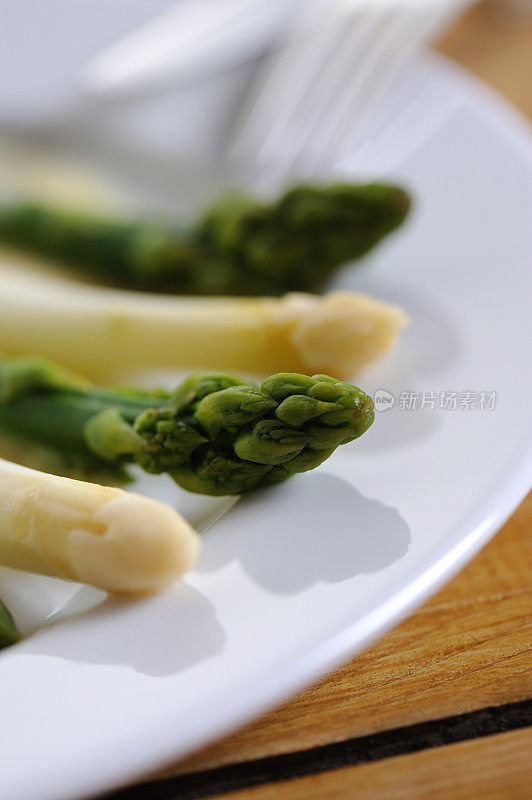 混合白色和绿色芦笋德国食物特写