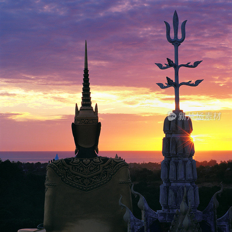 泰国佛像凝视大海在日出。
