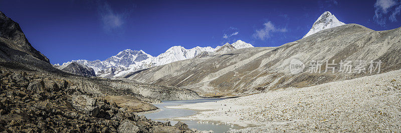 徒步穿越尼泊尔喜马拉雅山脉下偏远山谷的登山者
