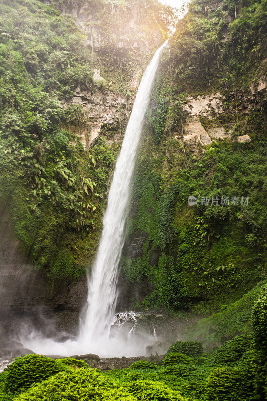东爪哇的马达卡里普拉瀑布