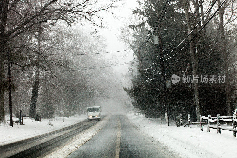 暴风雪中，卡车在空旷的街道上行驶