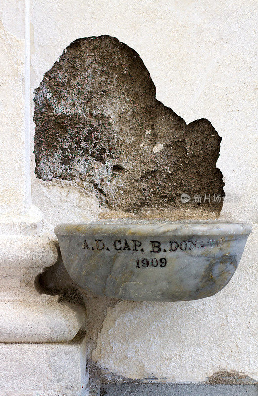 意大利古教堂墙上的大理石圣水盘