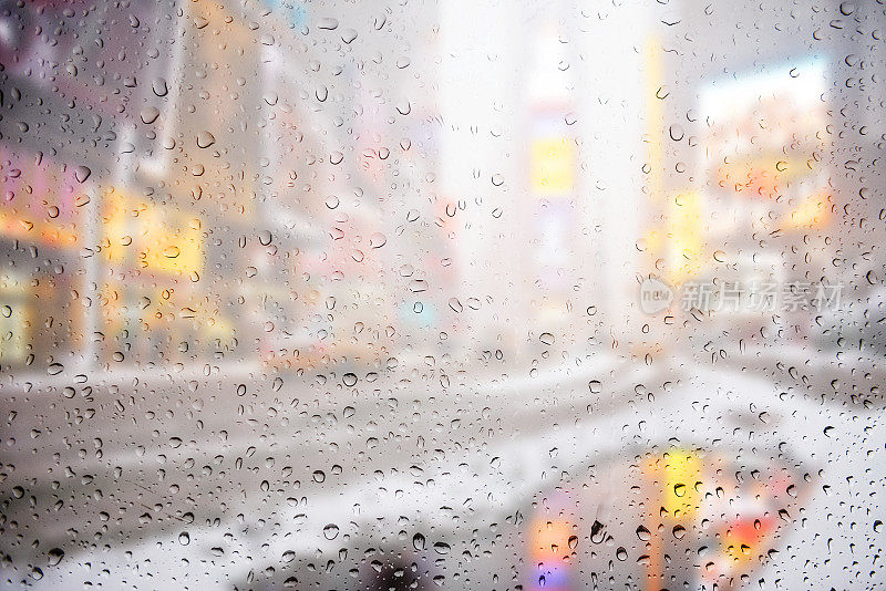 雨落在窗户上，纽约