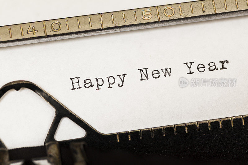 用旧打字机写的新年快乐。
