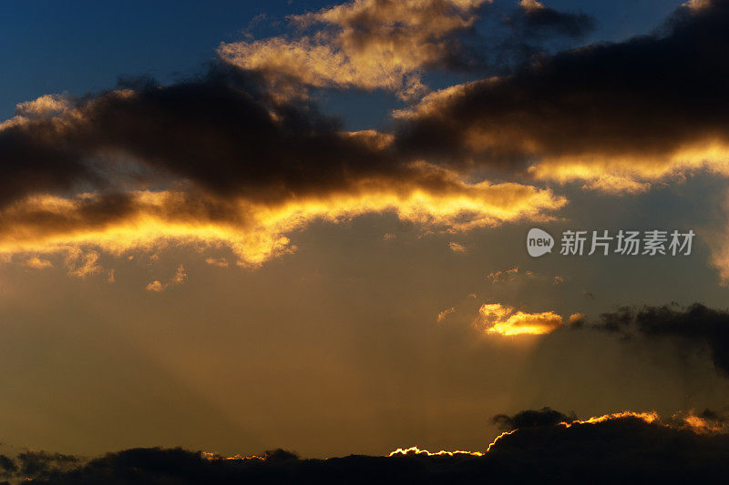 暴风雨后日落时天空布满了云彩