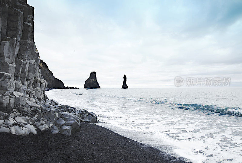 冰岛Vik附近海中的Reynisdrangar玄武岩柱