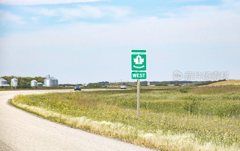 横贯加拿大公路和标志在西部马尼托巴省