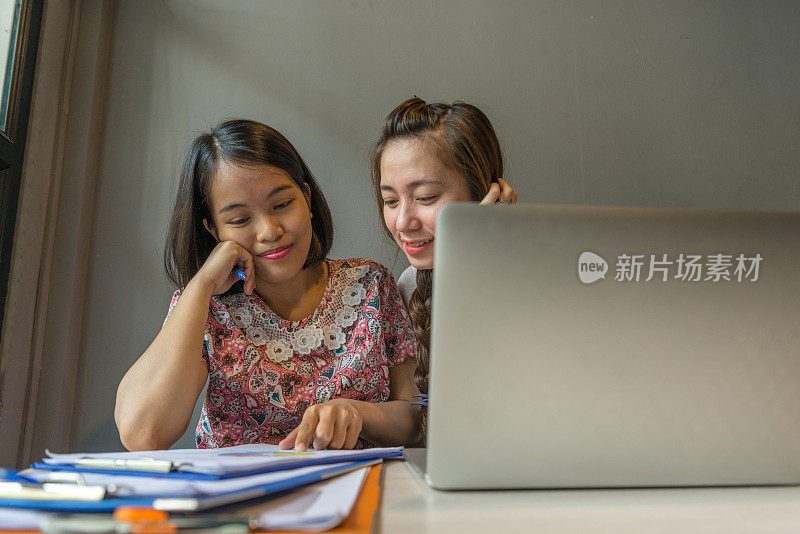 年轻女性向她的伙伴展示积极的商业成果