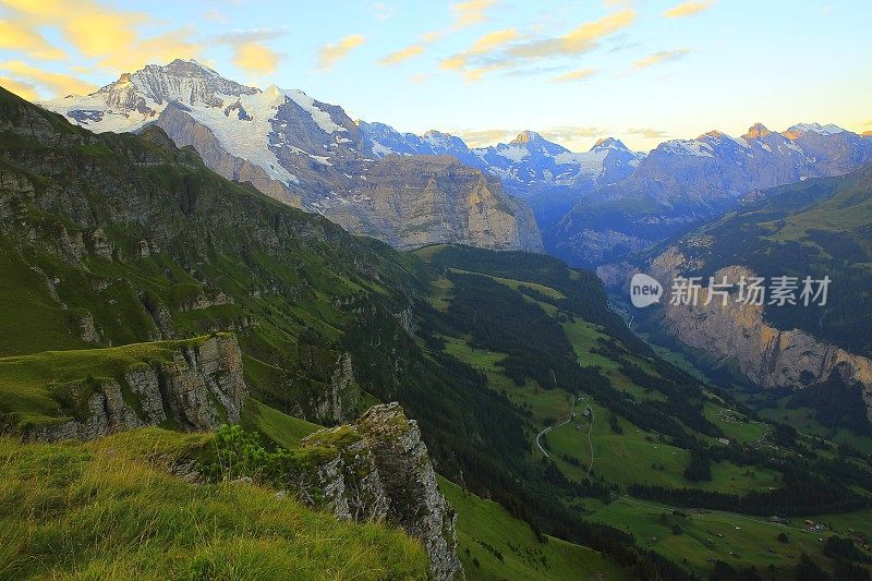 少女，Lauterbrunnen山谷和翁根:瑞士阿尔卑斯山脉黎明从曼尼钦