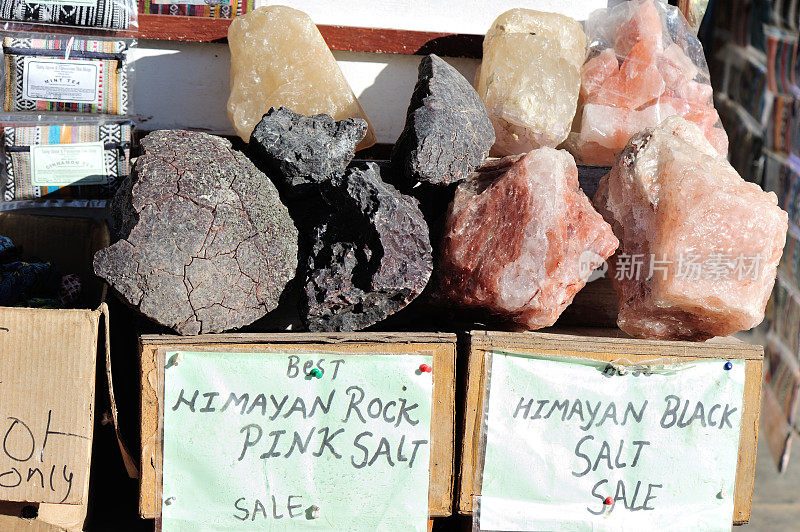 喜玛拉雅粉水晶盐在街头商店出售