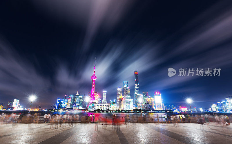 上海夜晚的现代城市天际线