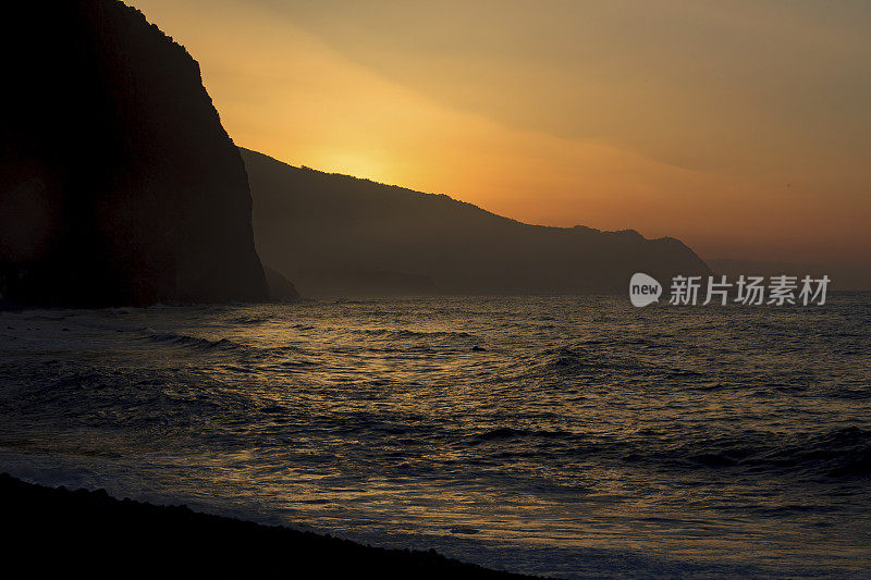 海岸风景和圣维森特海滩上的日落