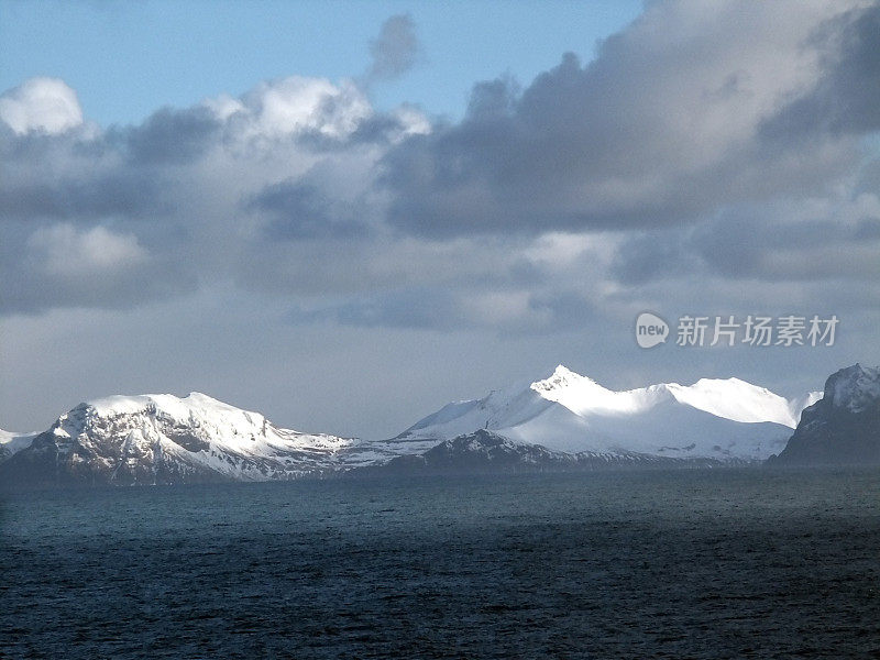 阿留申群岛和雪山