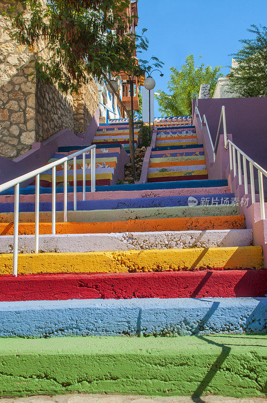 每一级台阶上都涂着彩虹色的楼梯