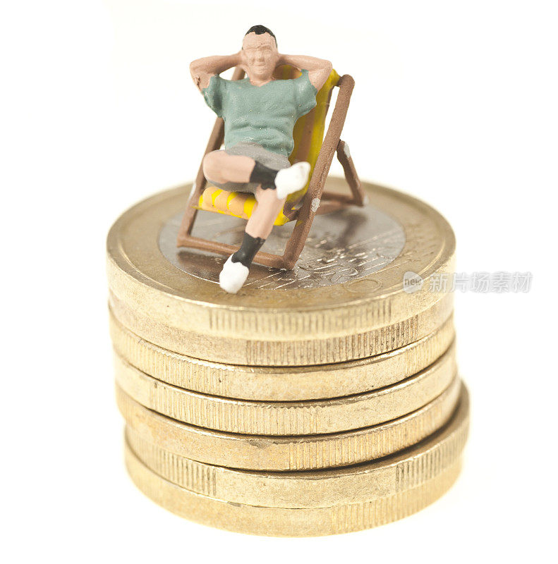 小矮人坐在欧元硬币上的桌椅上