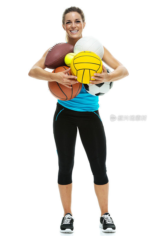 微笑的女运动员拿着运动球