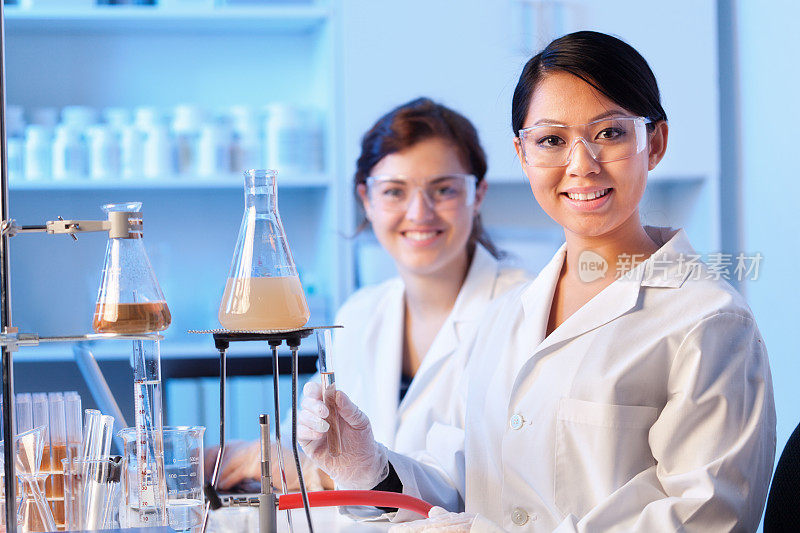 女理科学生在实验室横向学习化学