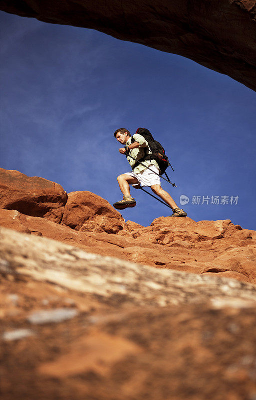 背包客攀登犹他州摩押的危险岩石