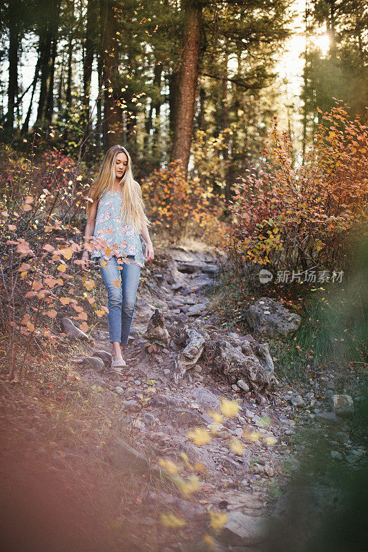 走在森林小径上的年轻女子