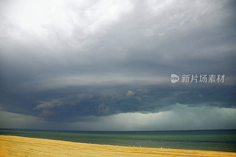 强烈的雷雨接近沙滩