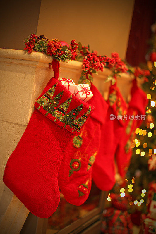 壁炉台上挂着礼物的红色圣诞袜