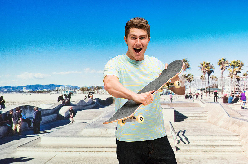 在户外玩滑板的快乐男子