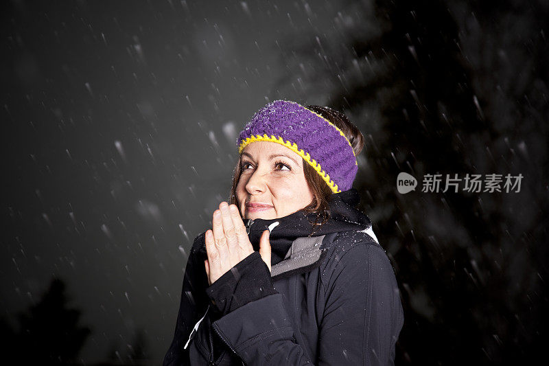 年轻女子在雪地里冻得要死