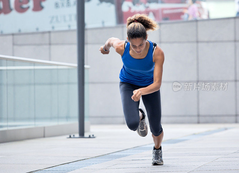 女运动员训练的侧视图