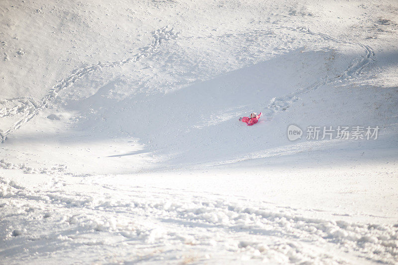 孩子在雪地上滑倒了