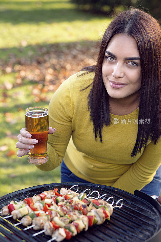 年轻女子，啤酒和烧烤