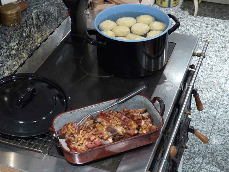 巴伐利亚的晚餐。烤猪肉和饺子作为主菜。