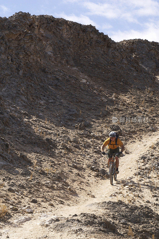 山地自行车下行西南沙漠峡谷景观