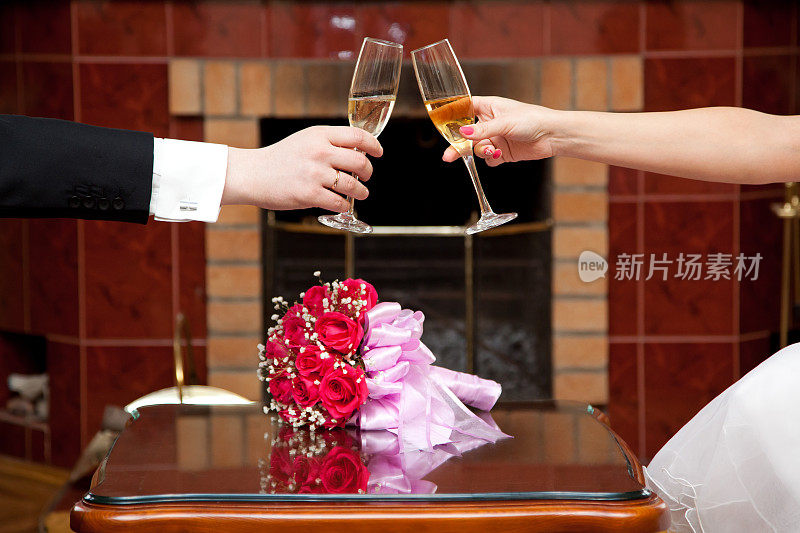新娘和新郎手持香槟酒杯
