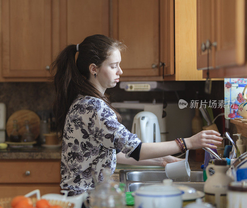 终日忙着洗盘子和盘子的少女