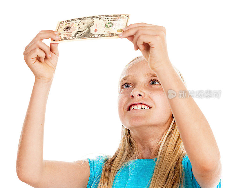 一个十几岁的金发女孩微笑着看着20美元的钞票