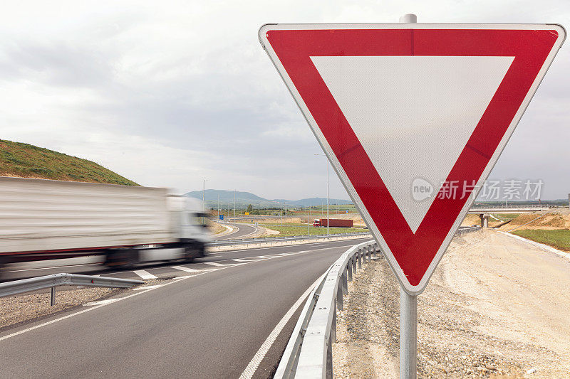 高速公路上模糊的大卡车